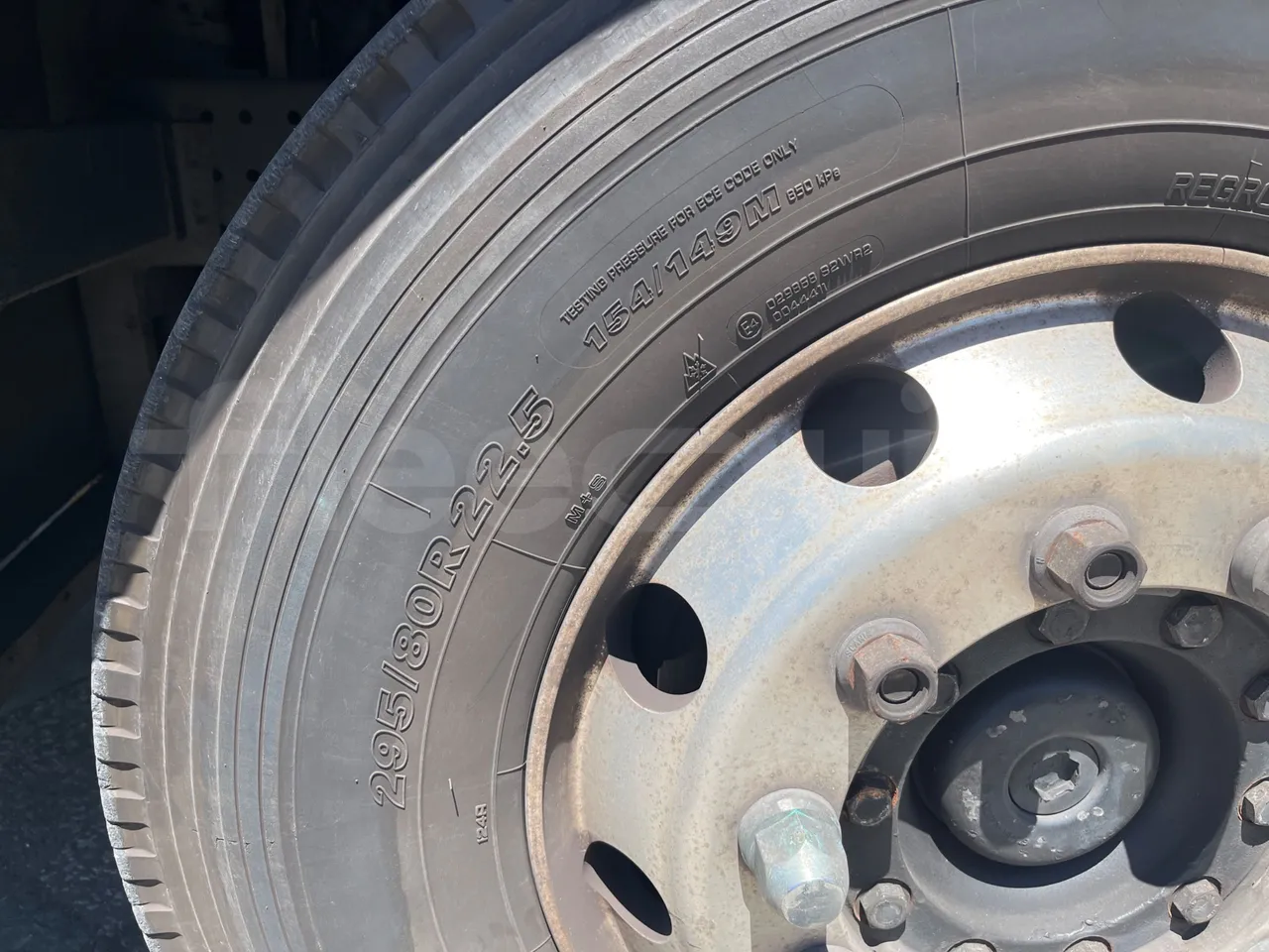 Irizar Scania - rear left tire photo