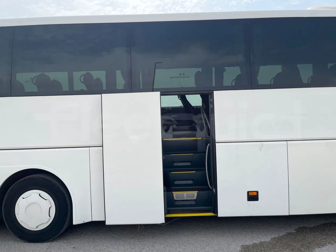 Man Lion's Coach L - EUR6 - 368kW - 13.8m - front door 3 open