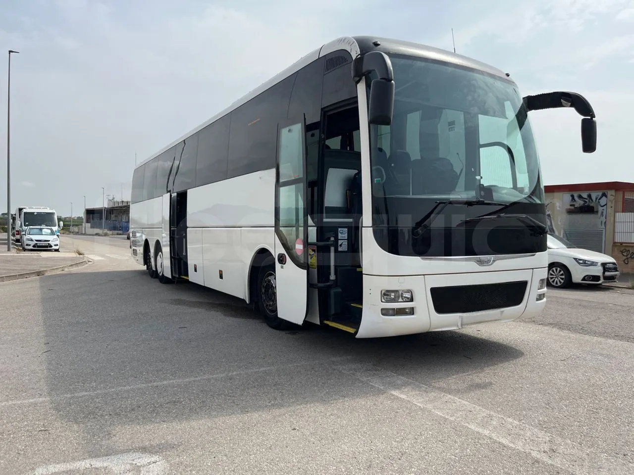 Man Lion's Coach L - EUR6 - 368kW - 13.8m - 3/4 right front doors open