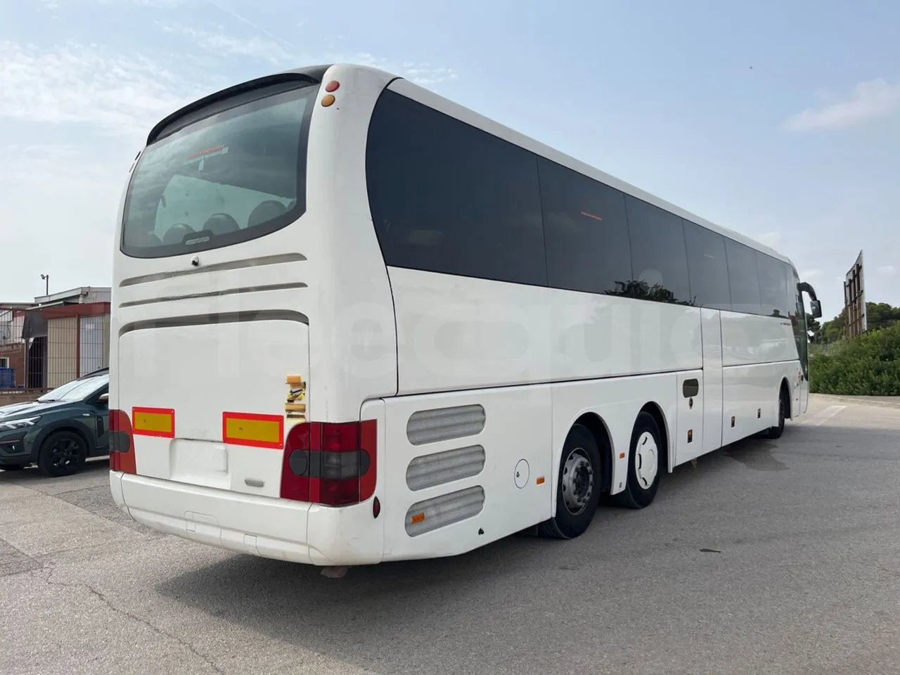 Man Lion's Coach L - EUR6 - 368kW - 13.8m - 3/4 right rear doors closed