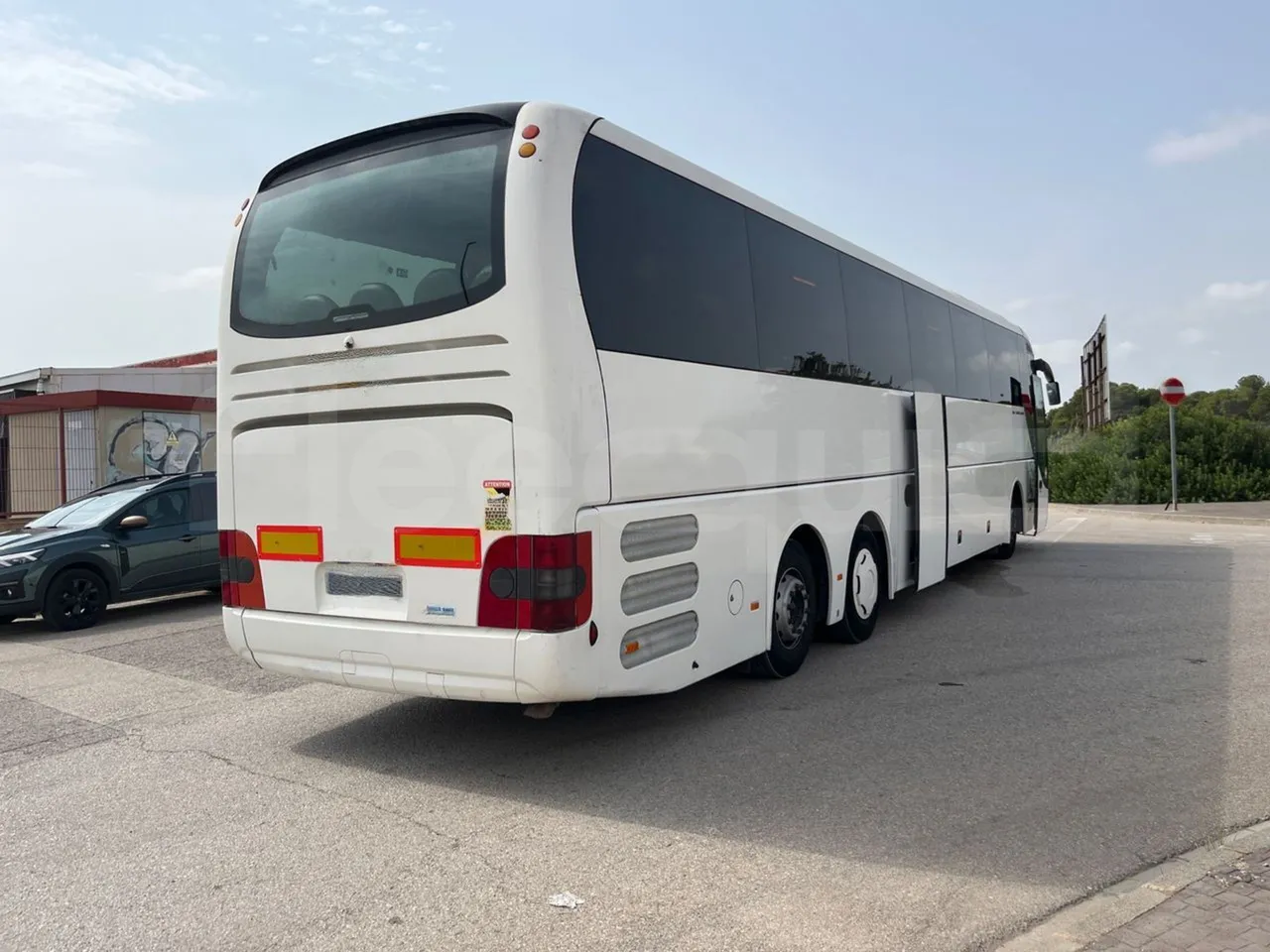 Man Lion's Coach L - EUR6 - 368kW - 13.8m - 3/4 right rear doors open