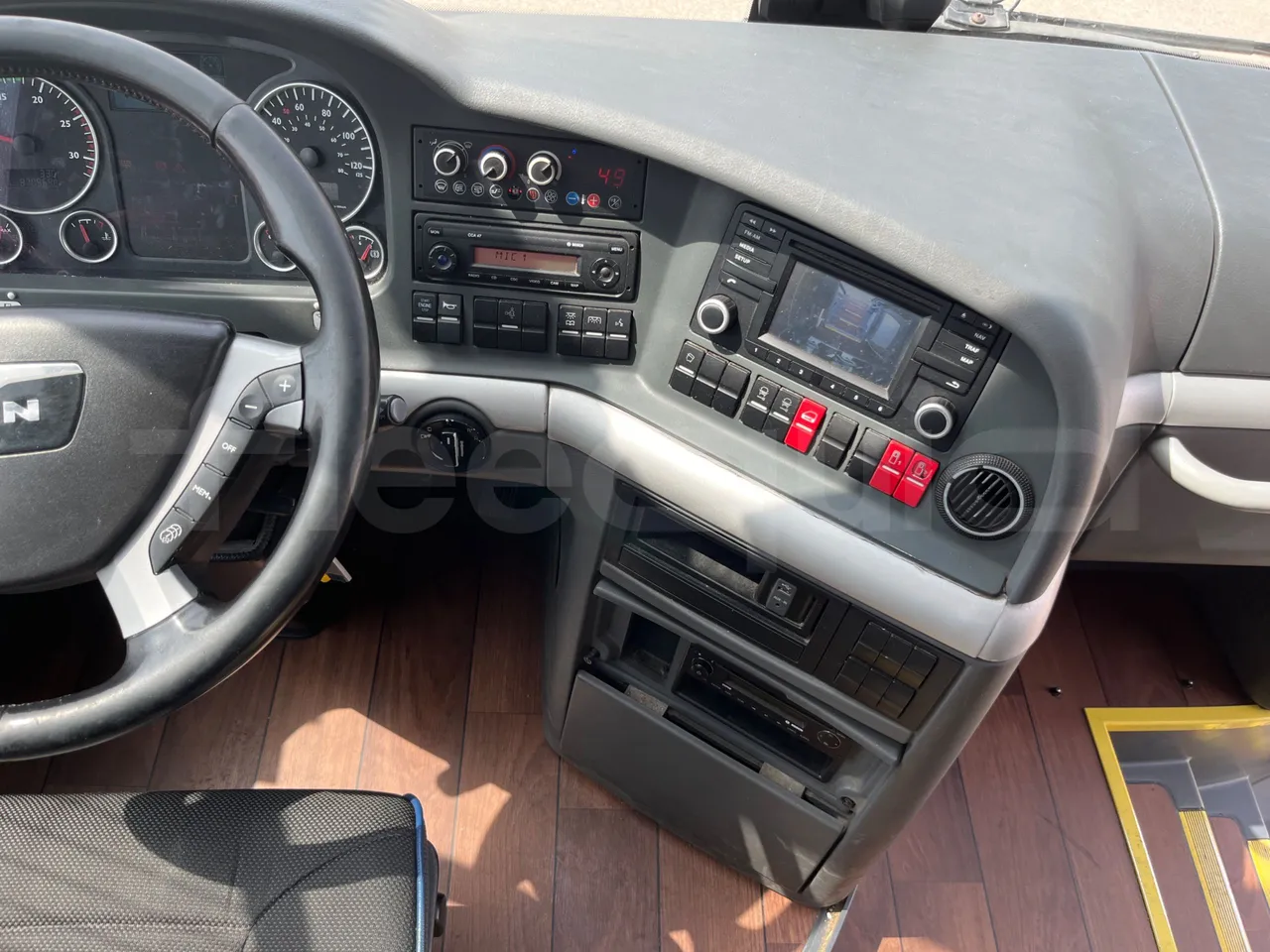 Man Lion's Coach L - EUR6 - 368kW - 13.8m - radio accessories photo