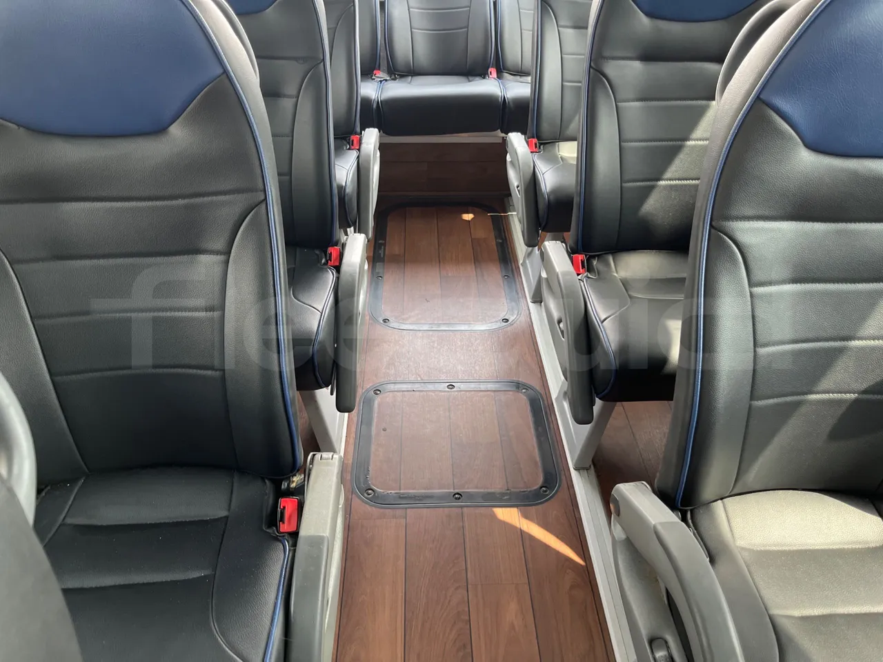 Man Lion's Coach L - EUR6 - 368kW - 13.8m - floor hatches photo