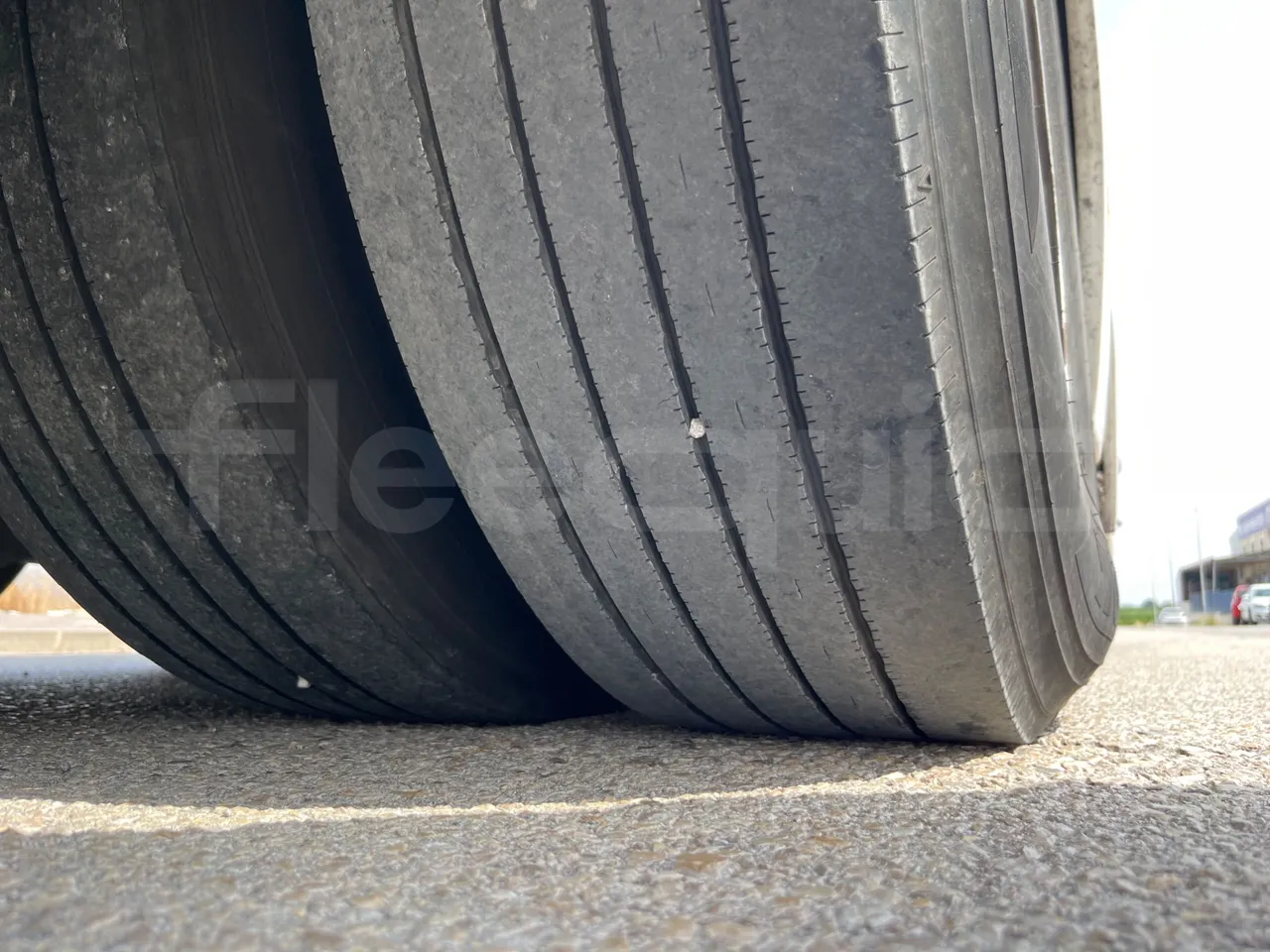 Man Lion's Coach L - EUR6 - 368kW - 13.8m - tread condition front tires left