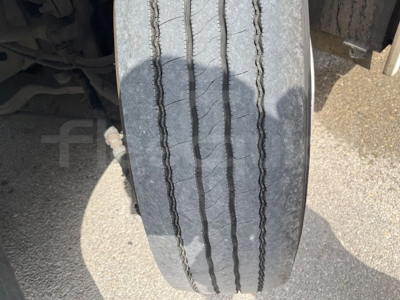 Man Lion's Coach L - EUR6 - 368kW - 13.8m - tread condition front tires right
