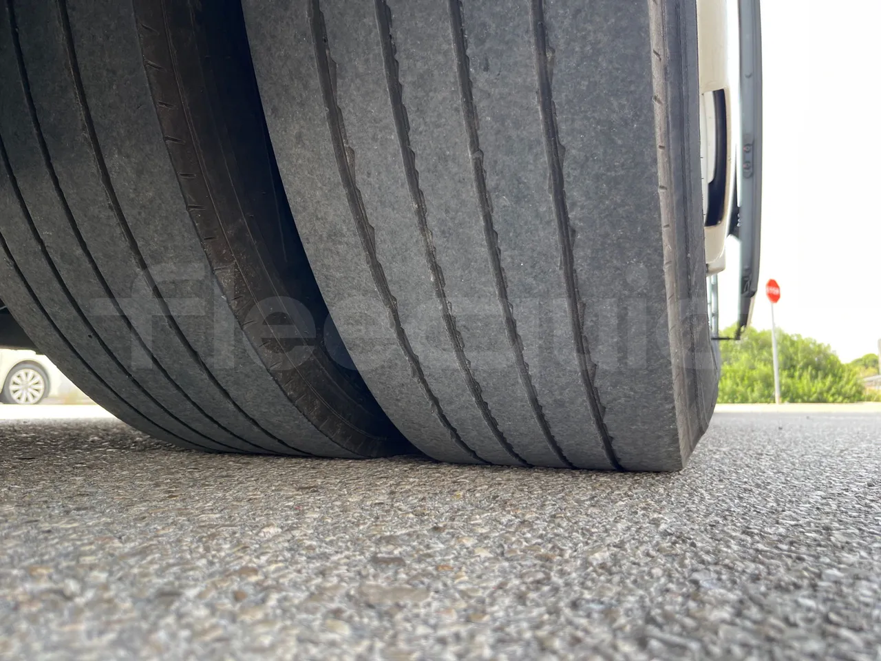 Man Lion's Coach L - EUR6 - 368kW - 13.8m - tread condition third axle tires left