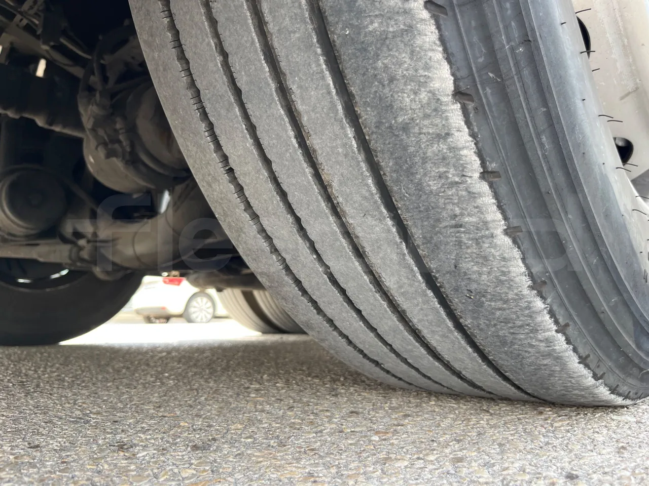 Man Lion's Coach L - EUR6 - 368kW - 13.8m - tread condition third axle tires right