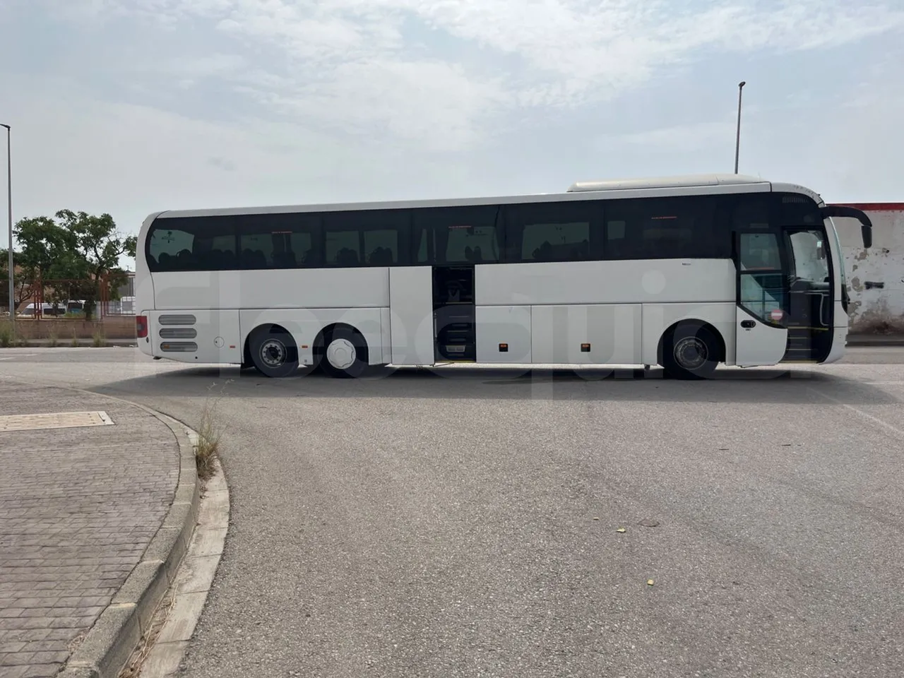 Man Lion's Coach L - EUR6 - 368kW - 13.8m - right side doors open