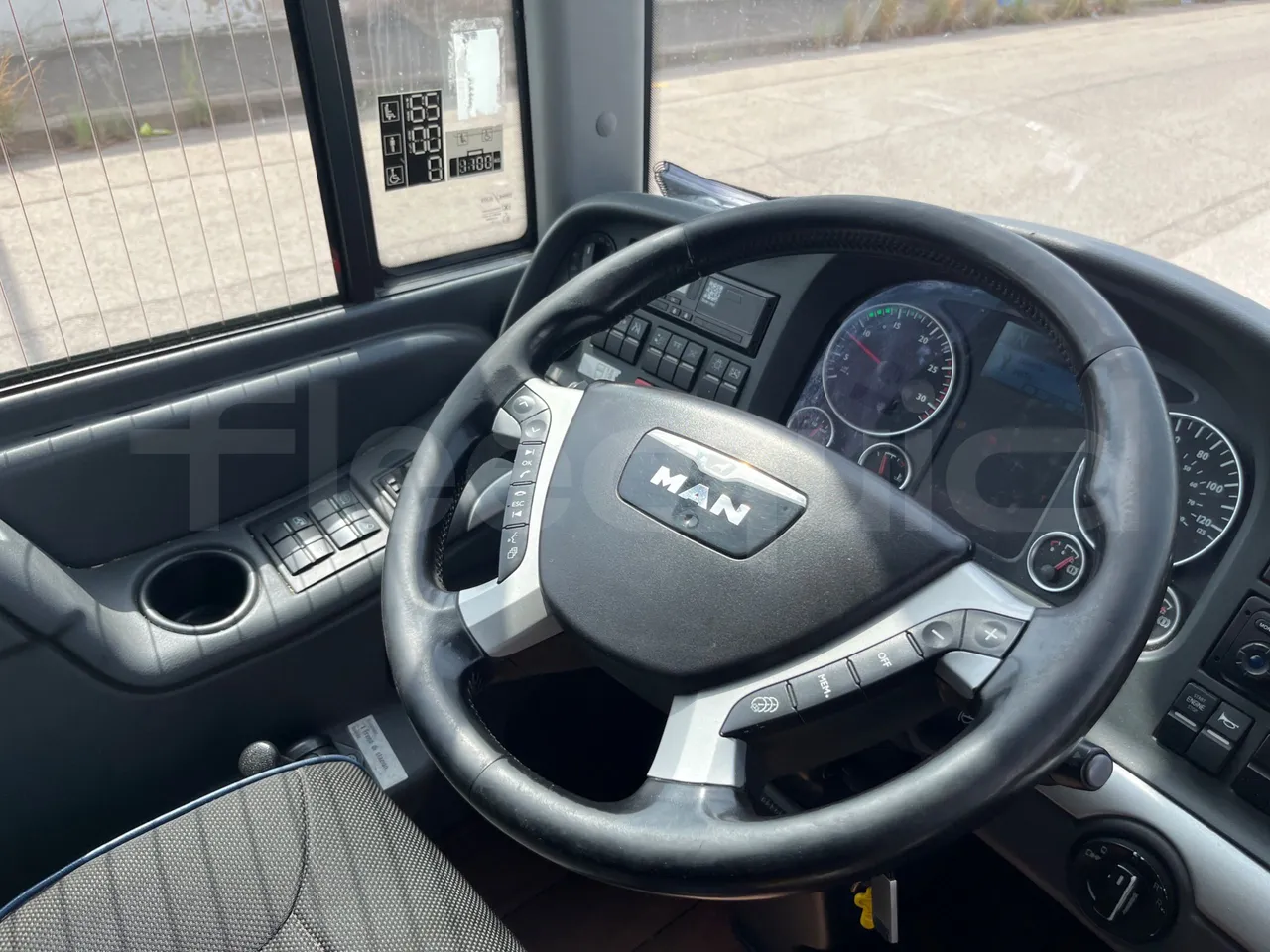 Man Lion's Coach L - EUR6 - 368kW - 13.8m - steering wheel photo