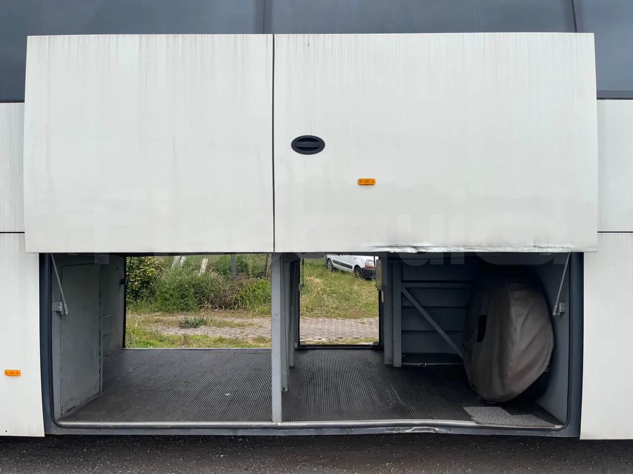 Scania Atomic K 420 EB 4X2 - Euro 4 - 309kW - 13 mt - luggage rack photo