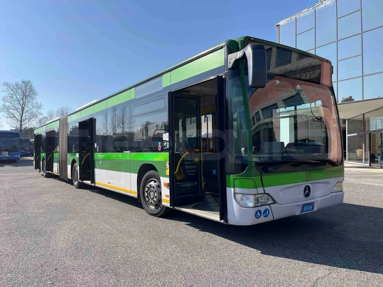 Mercedes-Benz Citaro G 0530 - Euro5 - 260kW - 17.940mt - 3/4 right front doors open