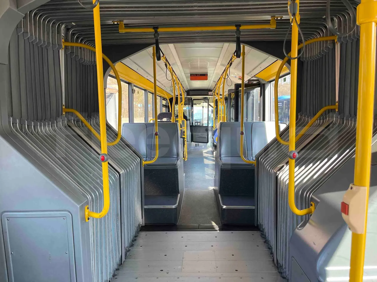 Mercedes-Benz Citaro G 0530 - Euro5 - 260kW - 17.940mt - forward view middle aisle