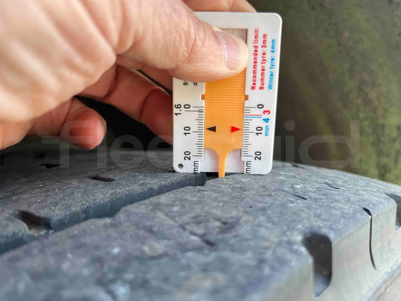 Mercedes-Benz Citaro G 0530 - Euro5 - 260kW - 17.940mt - tread condition front tires right