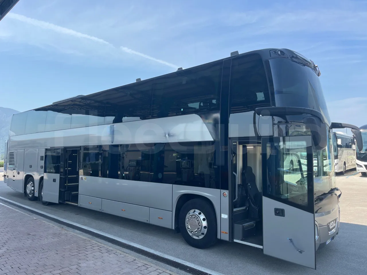 Vdl Futura - 3/4 right front doors open