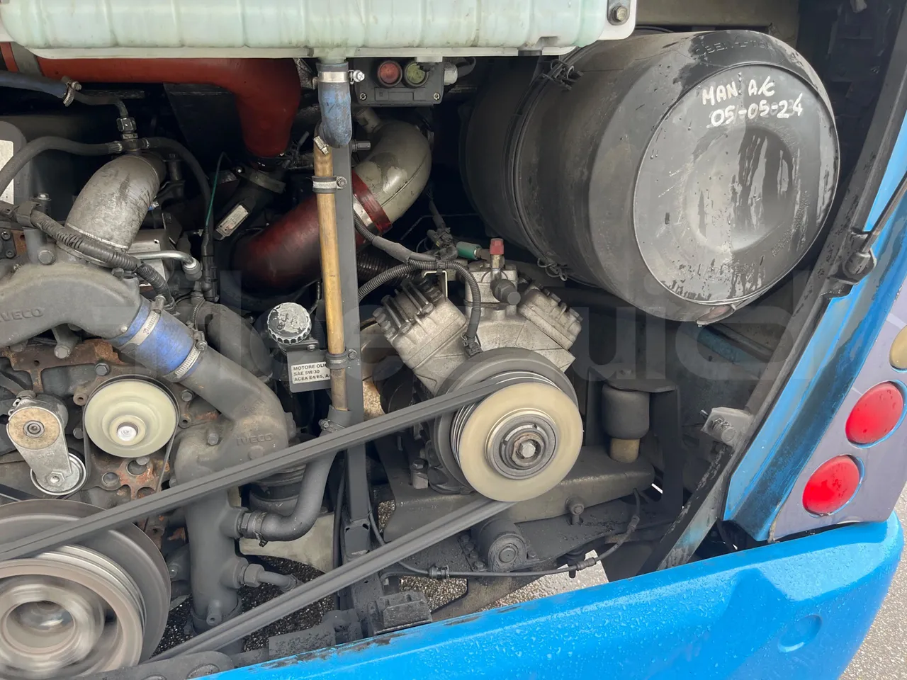 Iveco Crossway SFR162 - Euro 5 - 243 kW - 11.995 mt - air conditioning compressor