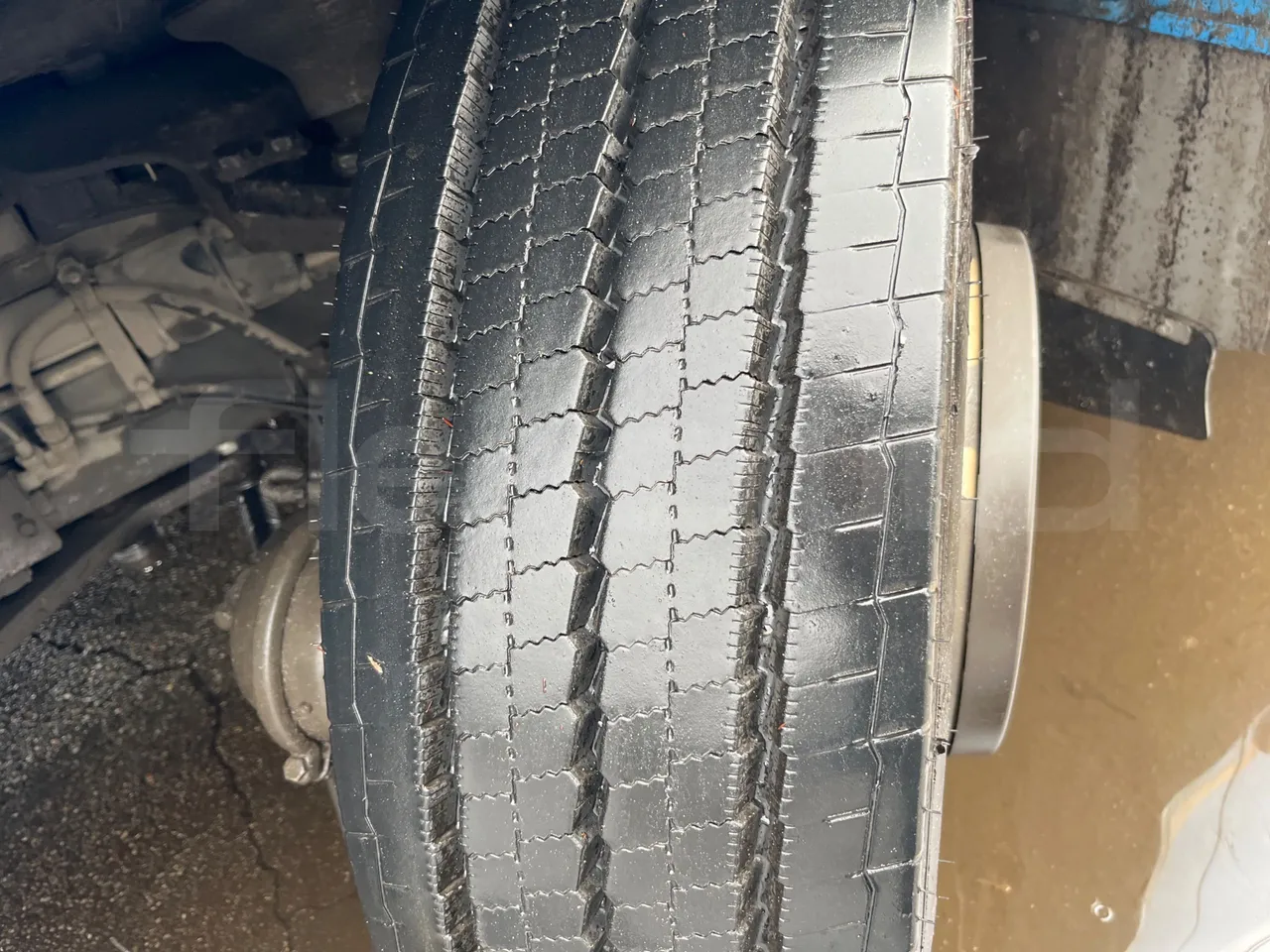 Iveco Crossway SFR162 - Euro 5 - 243 kW - 11.995 mt - tread condition second axle tires right