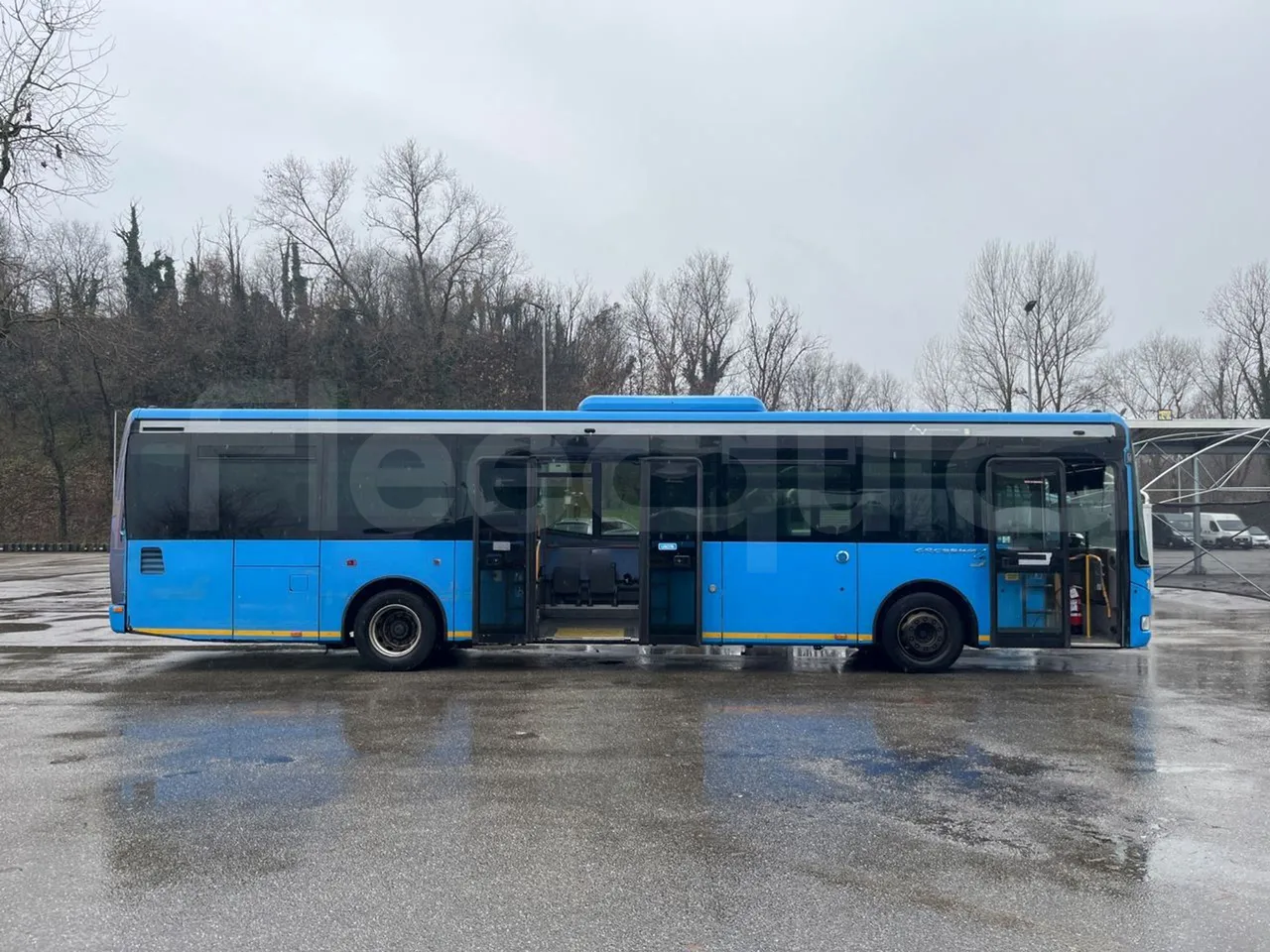 Iveco Crossway SFR162 - Euro 5 - 243 kW - 11.995 mt - right side doors open