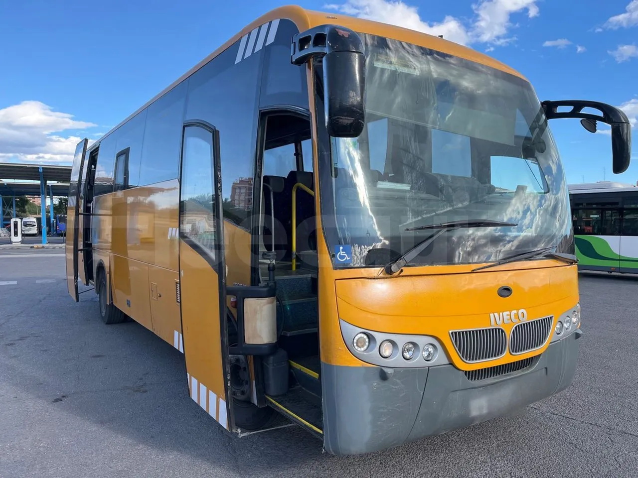 Iveco Andecar VII.3 BF150GDR - Euro4 - 185kw - 10 mt - 3/4 right front doors open