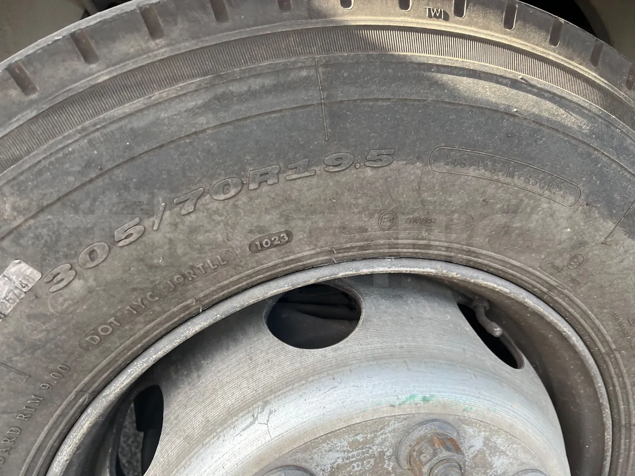 Iveco Andecar VII.3 BF150GDR - Euro4 - 185kw - 10 mt - tread condition front tires right