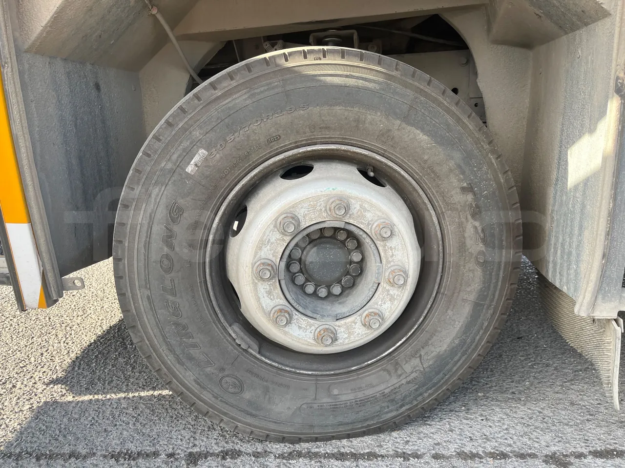 Iveco Andecar VII.3 BF150GDR - Euro4 - 185kw - 10 mt - front left tire measurements