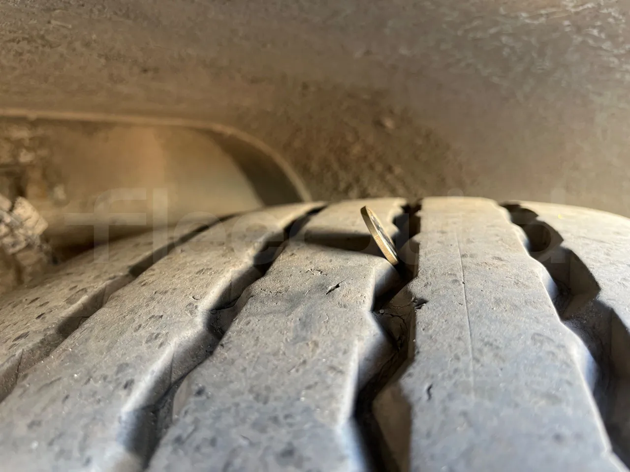 Mercedes-Benz Conecto O345 -EUR3-184kW- 11.915m - tread condition front tires right