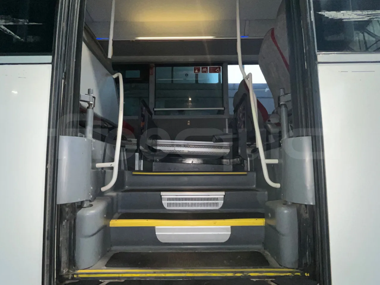 Man Lion's regio UL354NKMIX - Euro 4 - 257 kW - 12.250 mt - usb charging detail