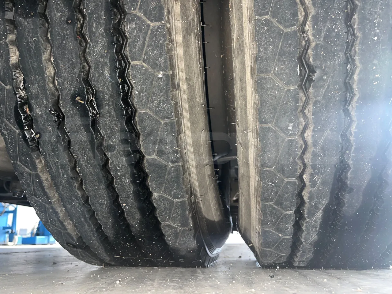 Man Lion's regio UL354NKMIX - Euro 4 - 257 kW - 12.250 mt - tread condition front tires left