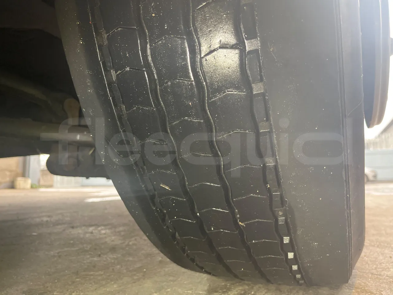 Man Lion's regio UL354NKMIX - Euro 4 - 257 kW - 12.250 mt - tread condition front tires right