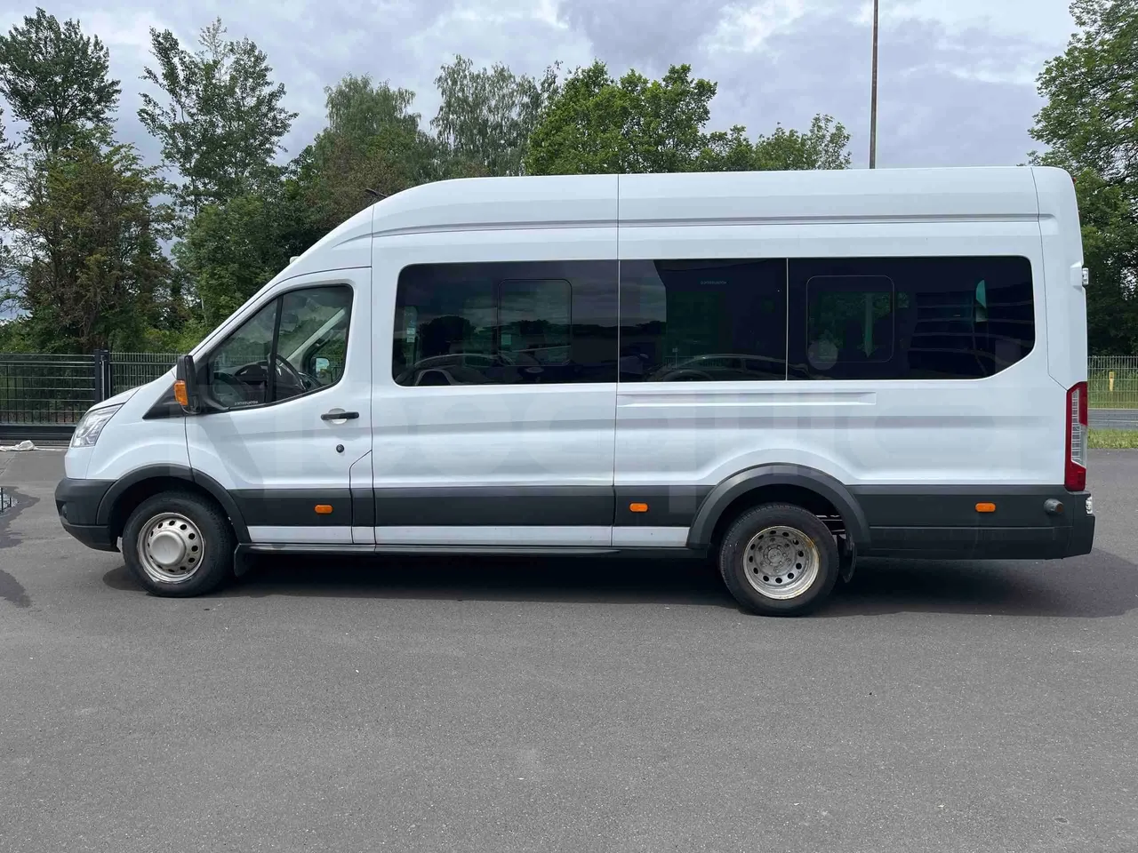 Ford Transit - left side photo