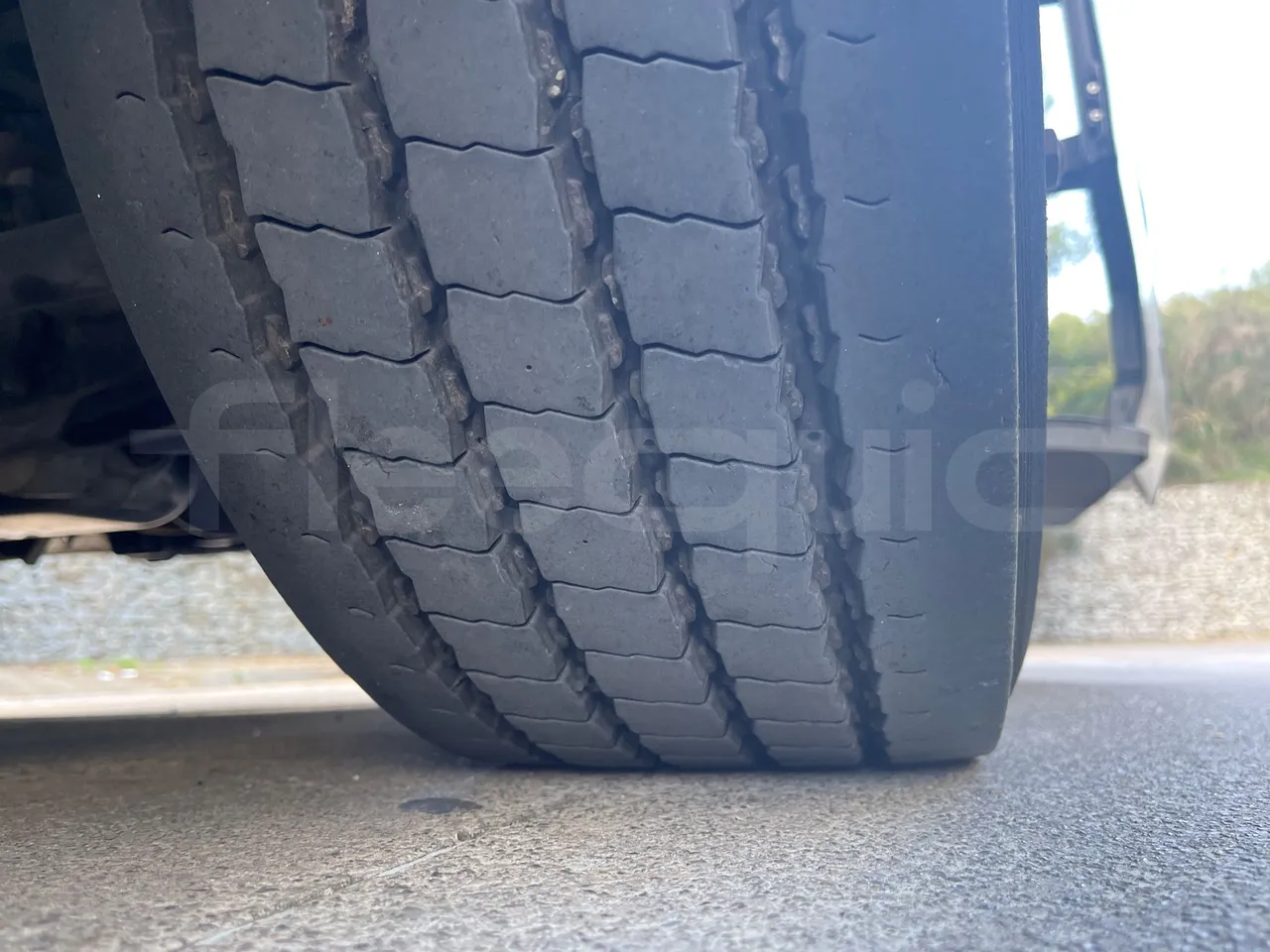 Beulas Man Gianino Euro6 - 184kw - 8.300mt - tread condition front tires right