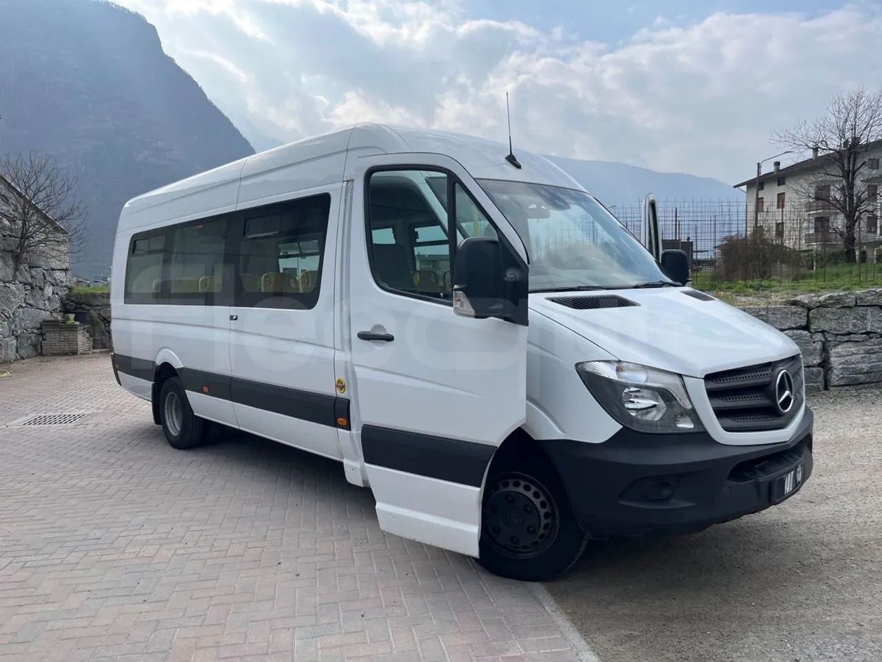 Mercedes-Benz Sprinter 906BB50 - EUR 6 -120kW - 7.361m - 3/4 right front doors open