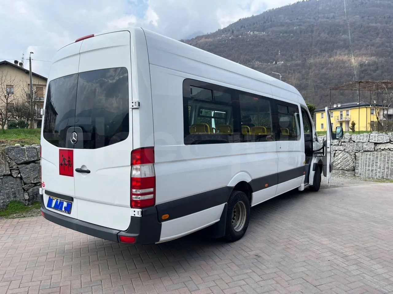 Mercedes-Benz Sprinter 906BB50 - EUR 6 -120kW - 7.361m - 3/4 right rear doors open