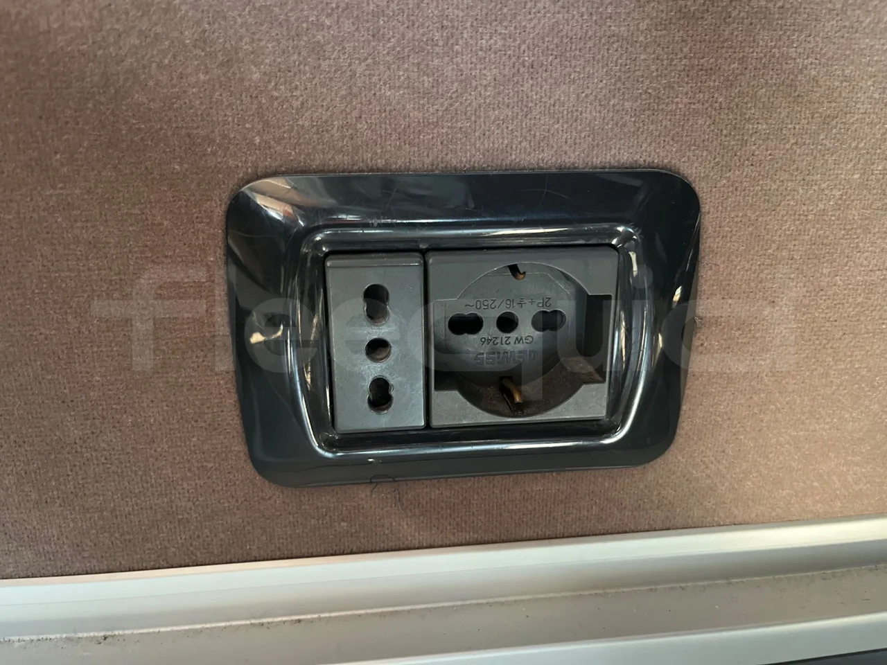 Setra S431 DT - EUR6 - 375kW - 13.89m - usb charging detail