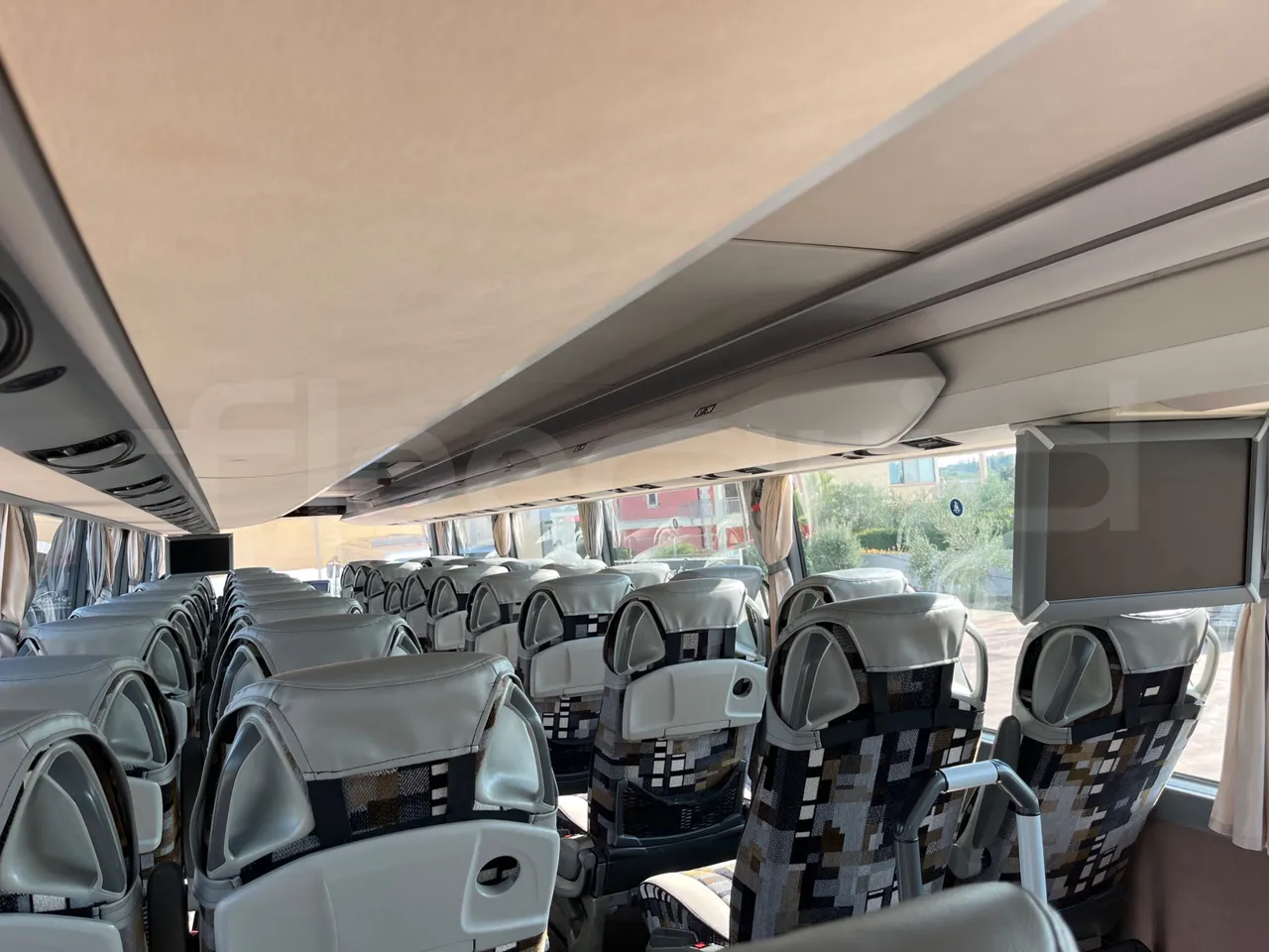 Setra S431 DT - EUR6 - 375kW - 13.89m - monitor detail photo