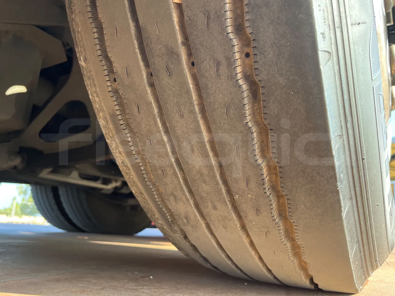 Setra S431 DT - EUR6 - 375kW - 13.89m - tread condition front tires right