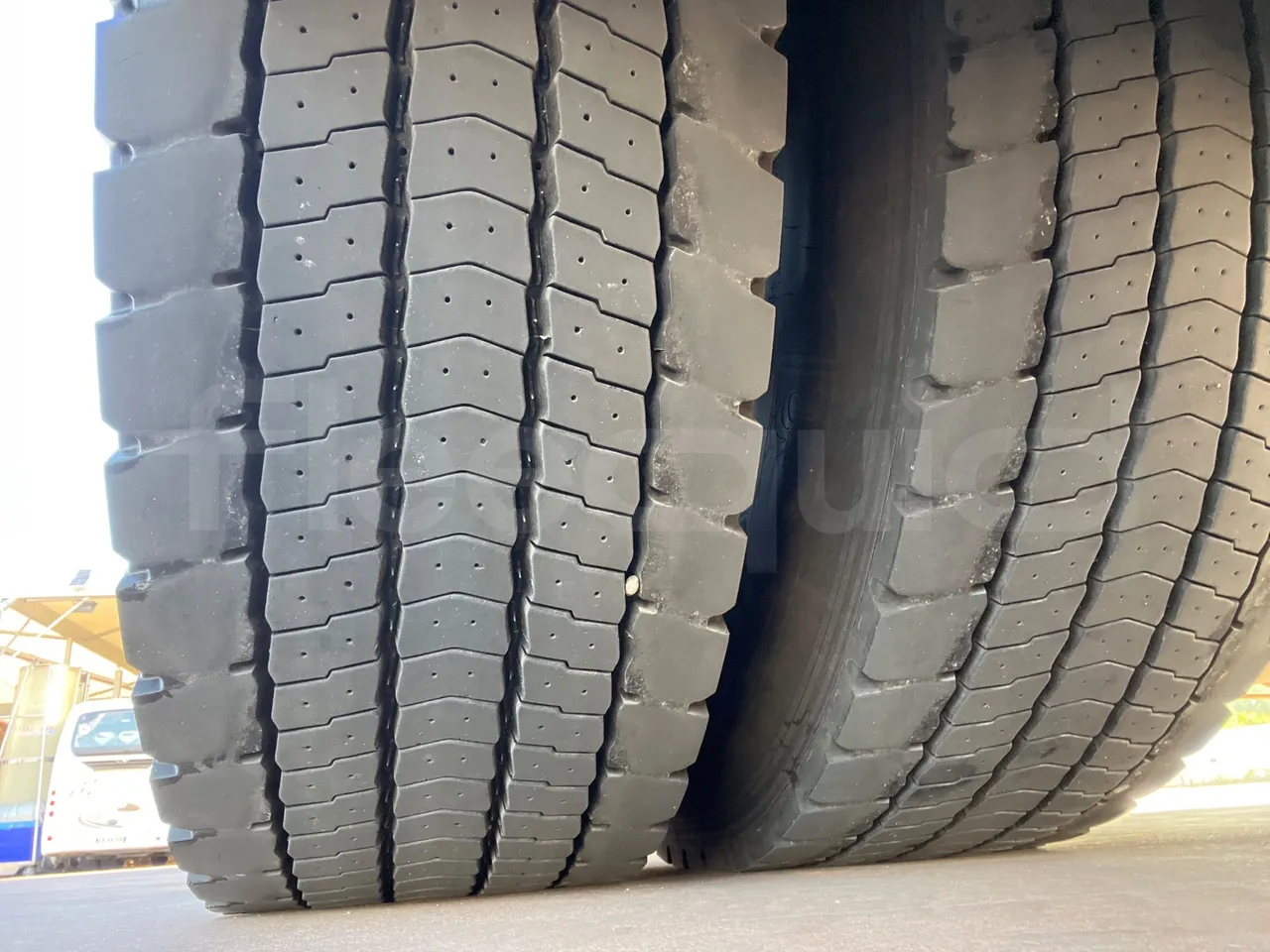Setra S431 DT - EUR6 - 375kW - 13.89m - tread condition third axle tires right