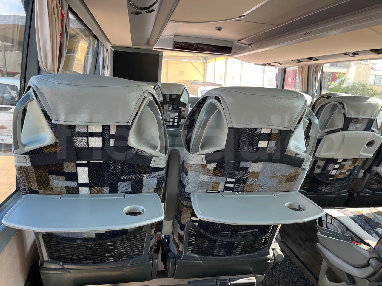 Setra S431 DT - EUR6 - 375kW - 13.89m - table detail photo