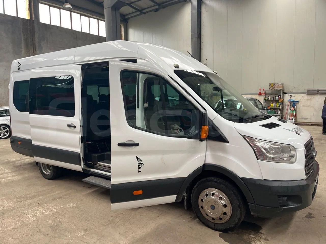 Ford Transit FBD -  Euro6 - 114kW - 6.704mt - 3/4 right front doors open