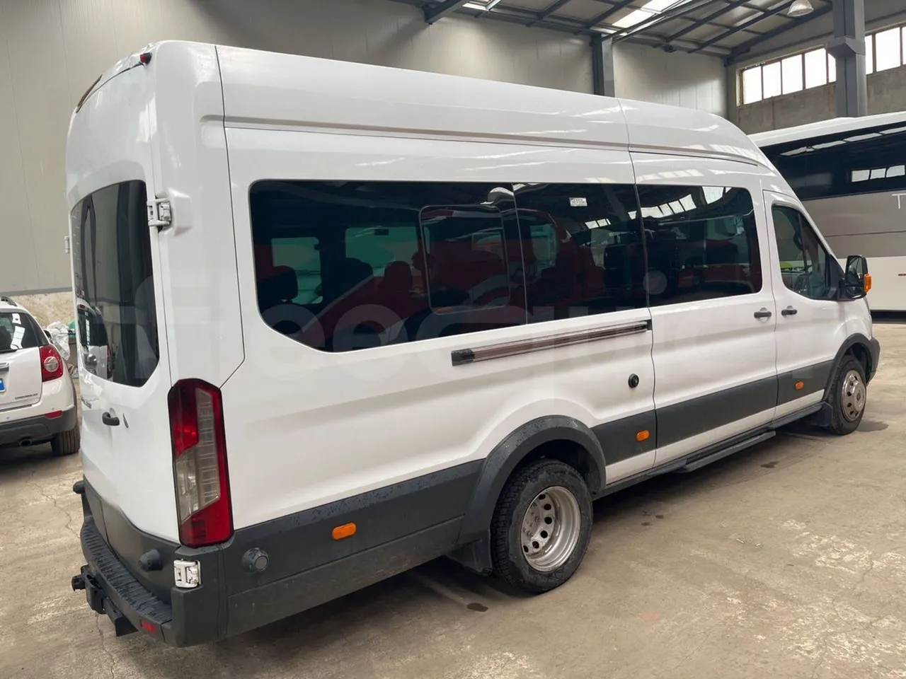 Ford Transit FBD -  Euro6 - 114kW - 6.704mt - 3/4 right rear doors closed