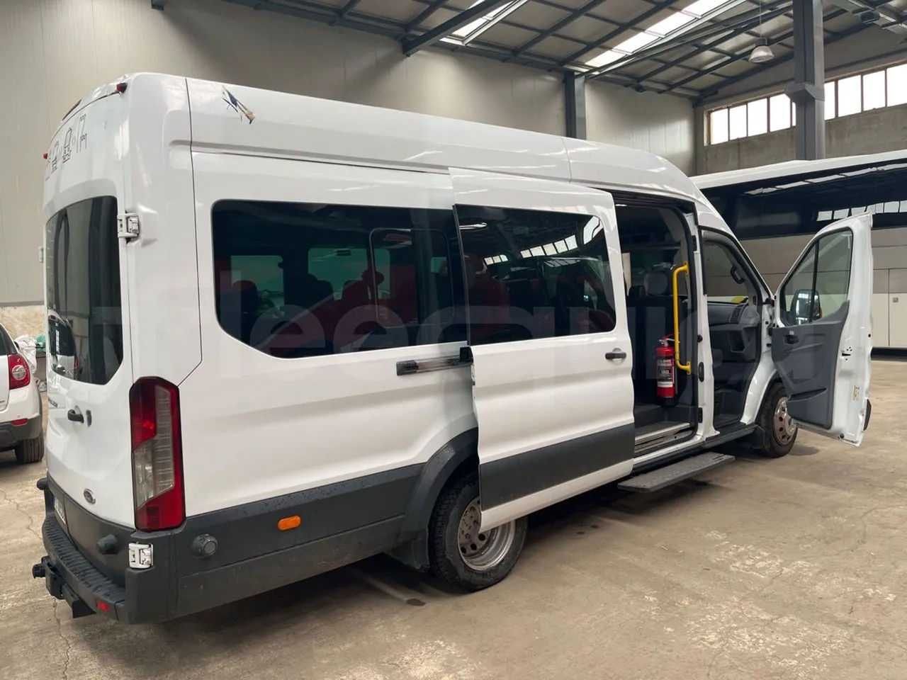 Ford Transit FBD -  Euro6 - 114kW - 6.704mt - 3/4 right rear doors open