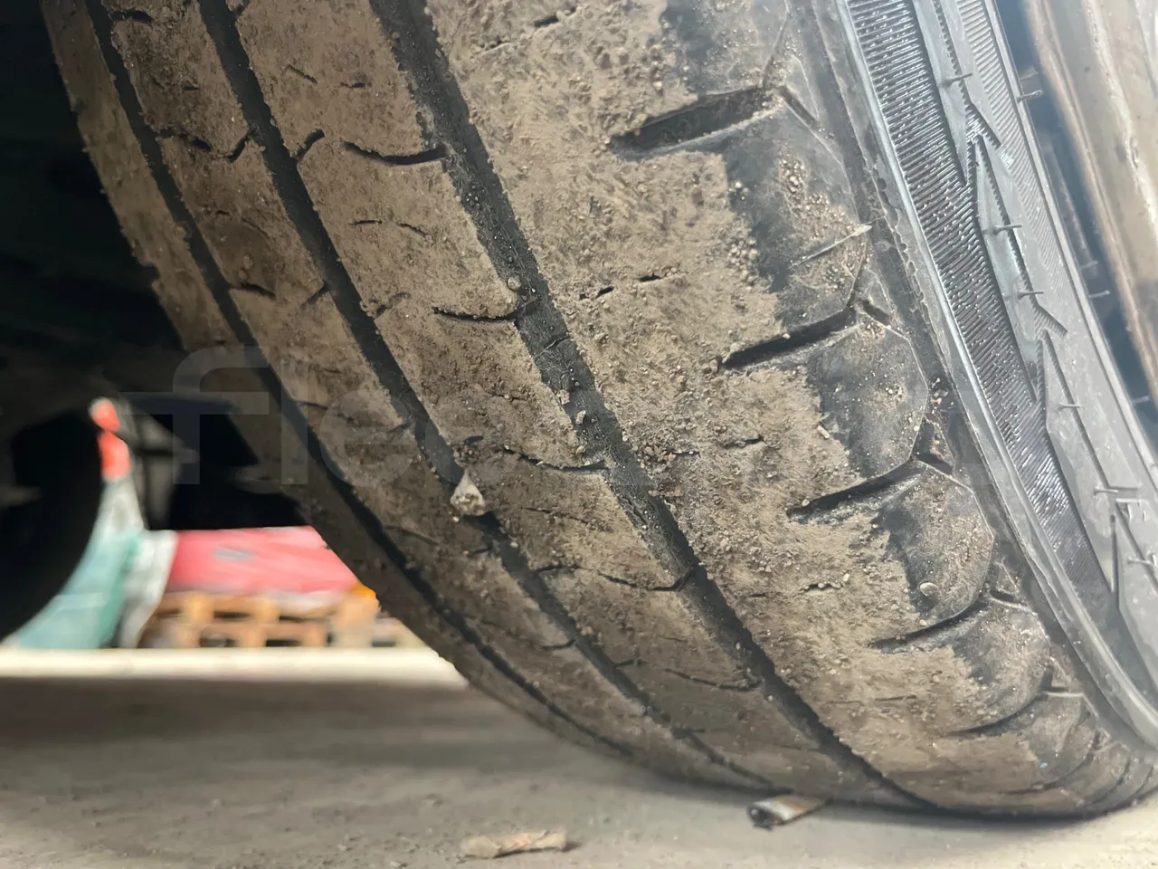 Ford Transit FBD -  Euro6 - 114kW - 6.704mt - tread condition front tires right