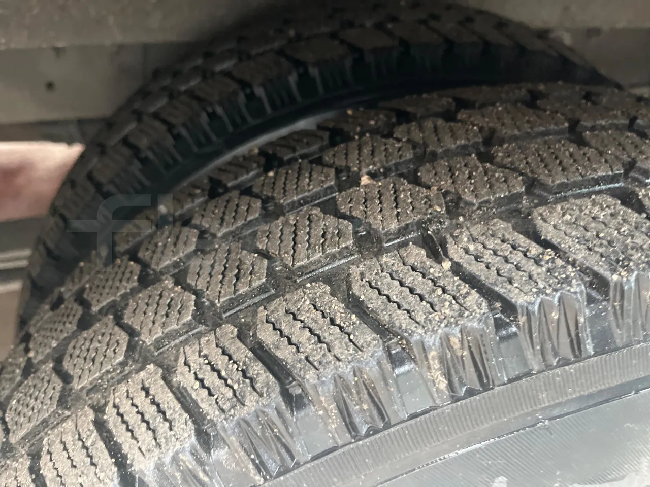 Ford Transit FBD -  Euro6 - 114kW - 6.704mt - tread condition second axle tires right