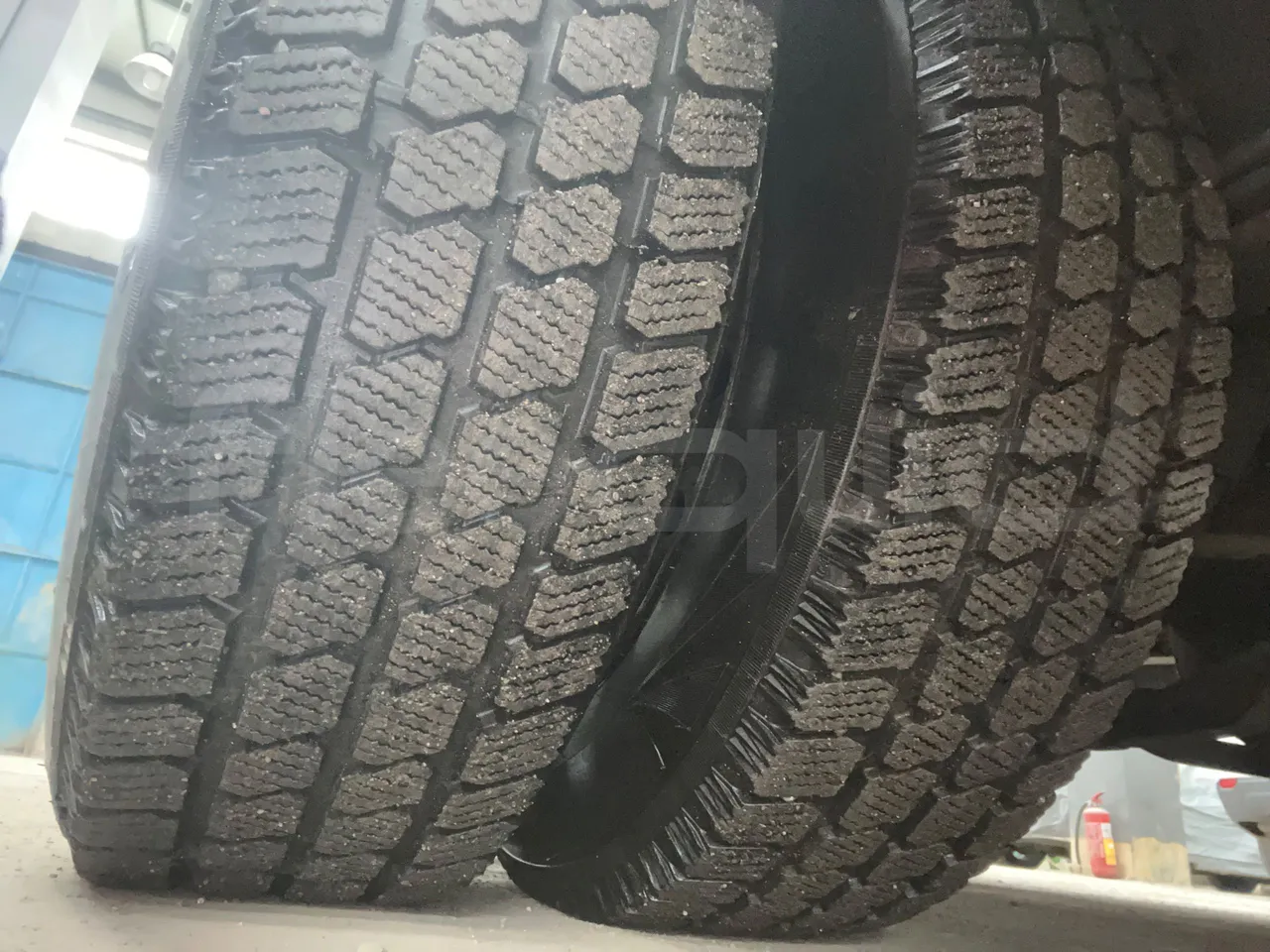 Ford Transit FBD -  Euro6 - 114kW - 6.704mt - tread condition third axle tires right
