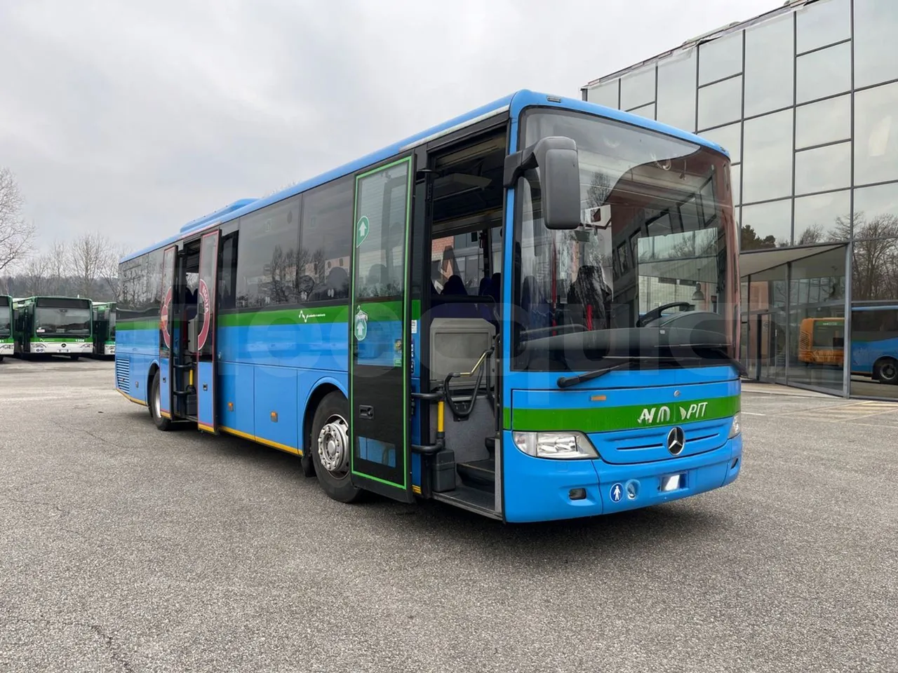 Mercedes-Benz Integro E5 4 - Euro5 - 220kW - 12.140mt - 3/4 right front doors open