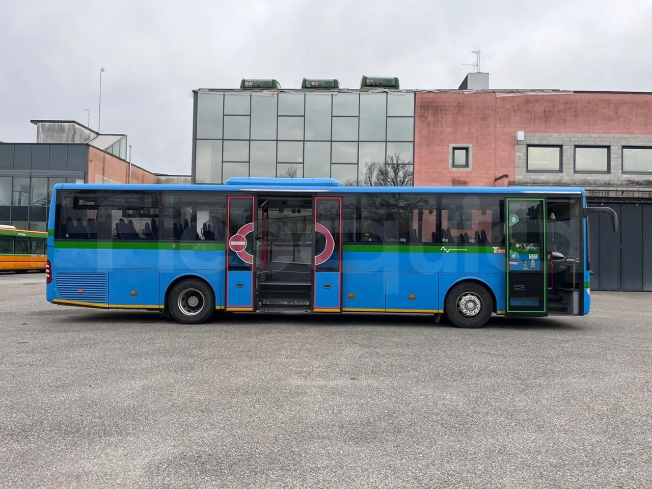 Mercedes-Benz Integro E5 4 - Euro5 - 220kW - 12.140mt - right side doors open