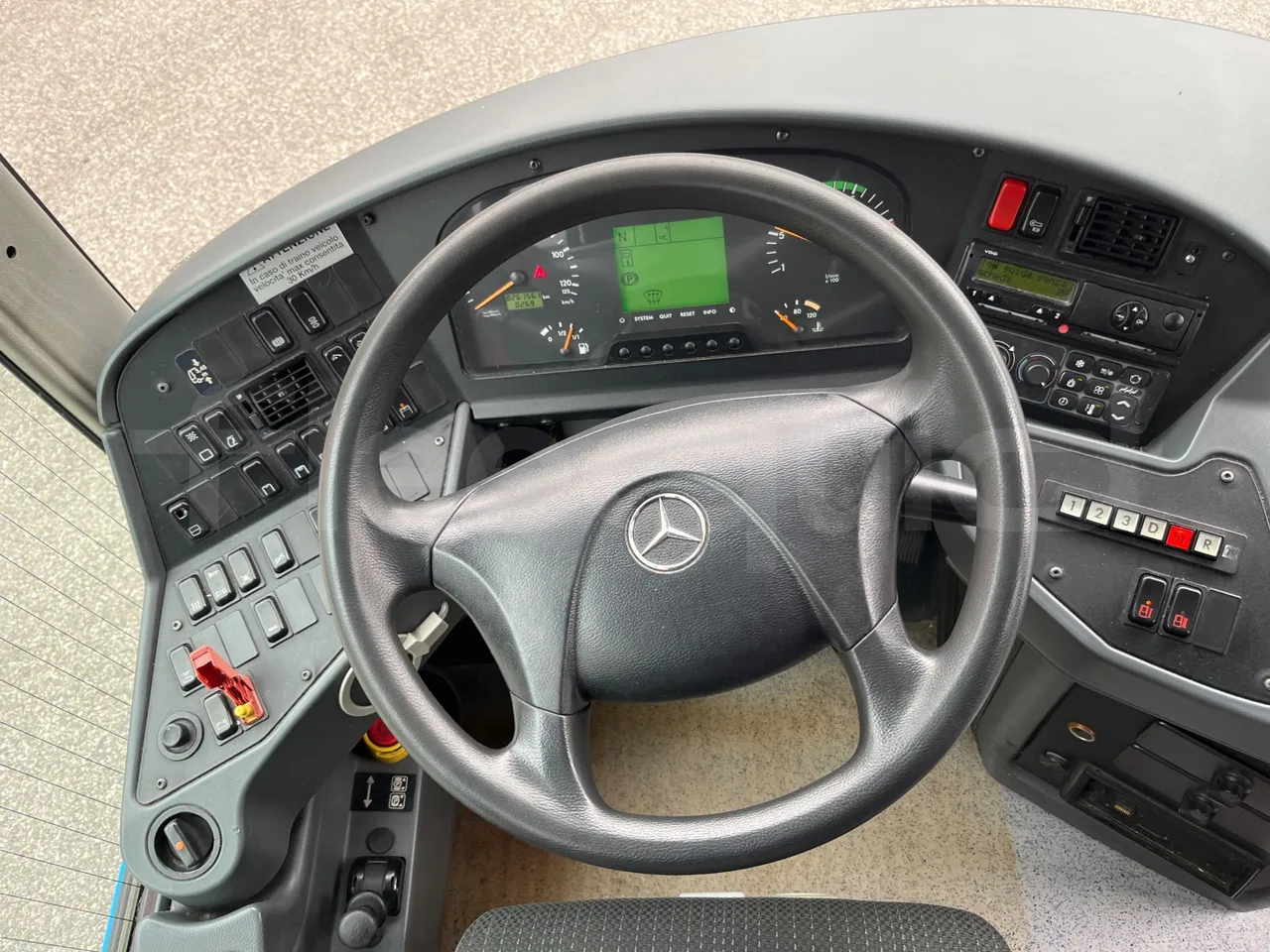 Mercedes-Benz Integro E5 4 - Euro5 - 220kW - 12.140mt - steering wheel photo