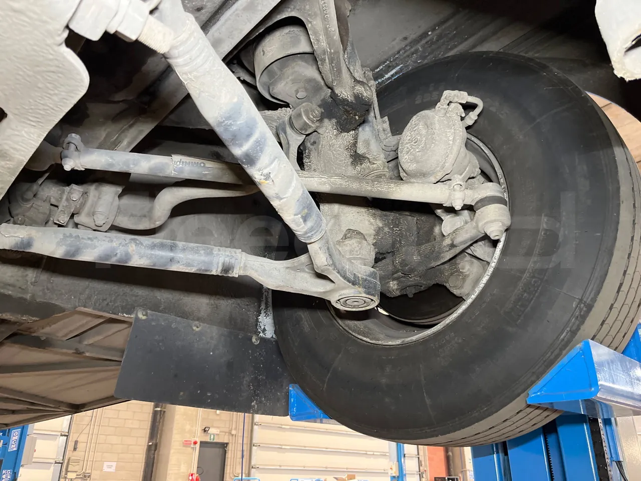 Mercedes-Benz Integro E5 4 - Euro5 - 220kW - 12.140mt - front axle left side