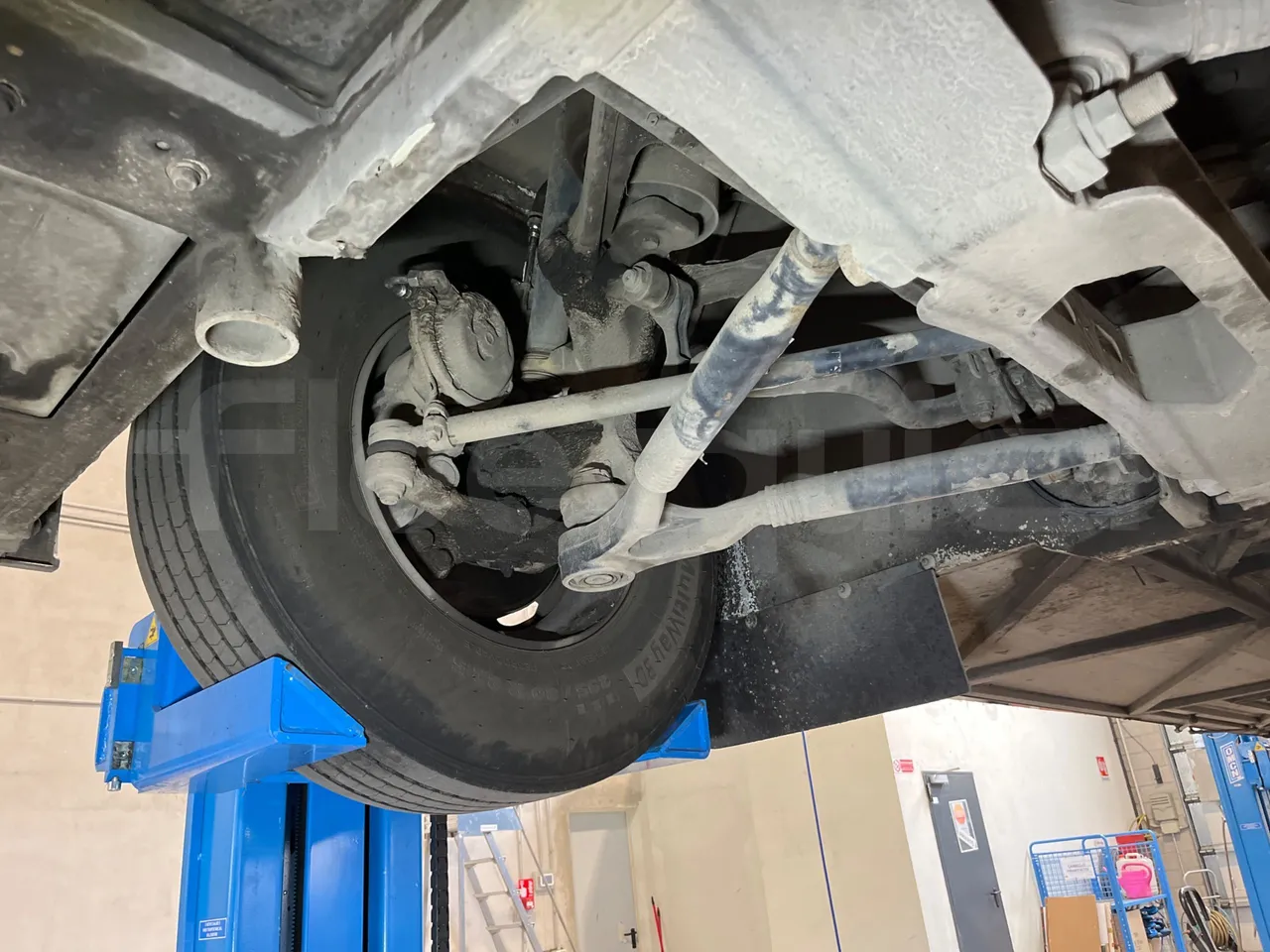 Mercedes-Benz Integro E5 4 - Euro5 - 220kW - 12.140mt - front axle right side