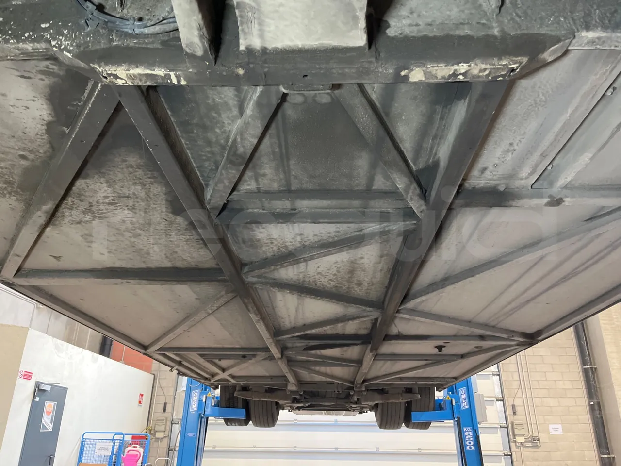 Mercedes-Benz Integro E5 4 - Euro5 - 220kW - 12.140mt - central undercarriage photo