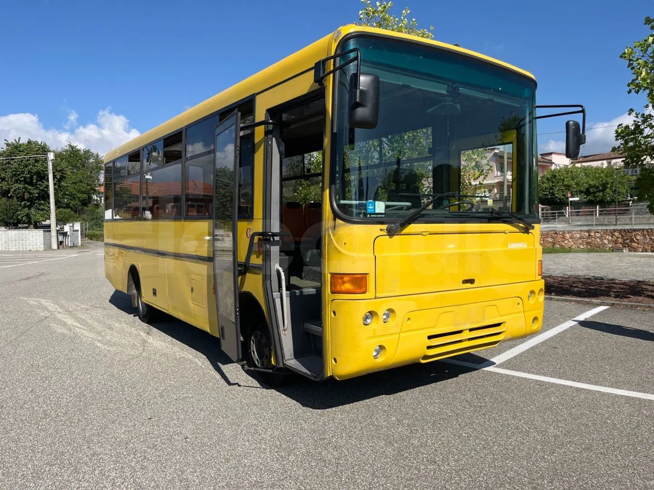 Iveco Cacciamali 90E21NA -EUR3 -154kW -8.28m - 3/4 right front doors open